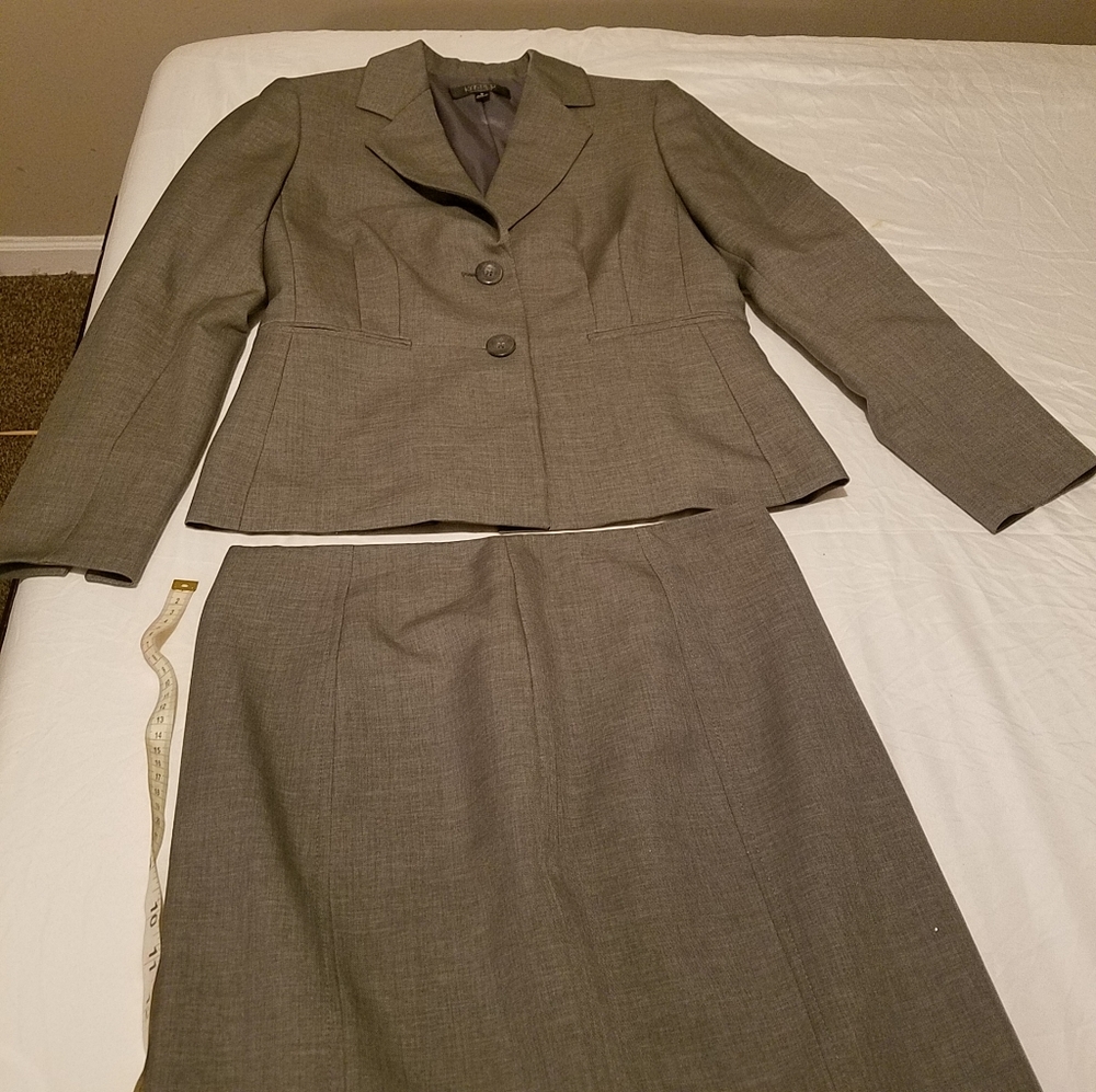 Ladies gray size 8 Kasper  jacket and skirt set